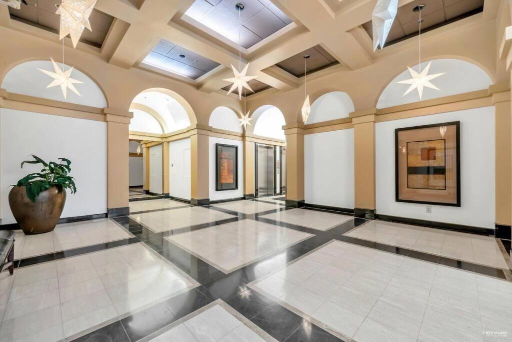 Modern Condo In The Heart Of Dt Overlooking City Vancouver Kültér fotó