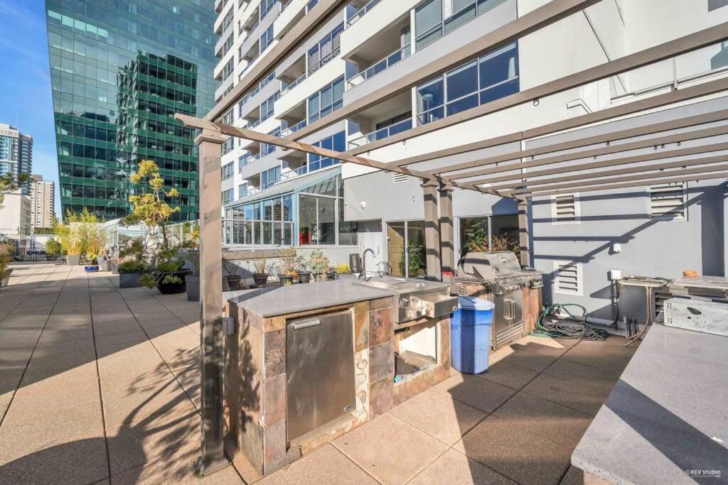 Modern Condo In The Heart Of Dt Overlooking City Vancouver Kültér fotó